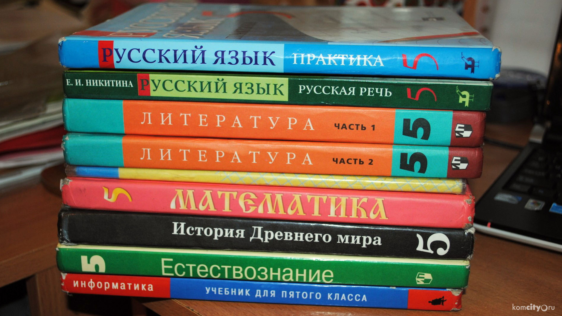 Обеспечение учебниками учащихся средних и старших классов.