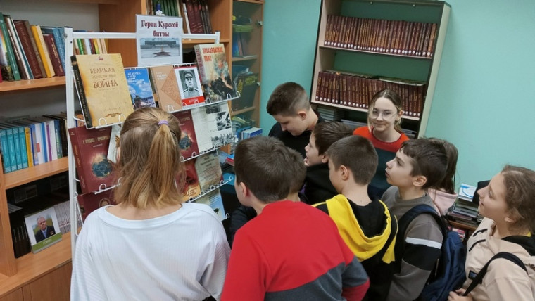 Оформление выставки в школьной библиотеке «Герои Курской битвы».
