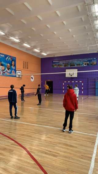 Спортивные состязания по волейболу среди учащихся 7-8 классов.